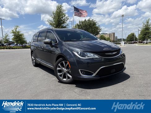 Used 2020 Chrysler Pacifica Limited w/ Tire & Wheel Group FWD image 1