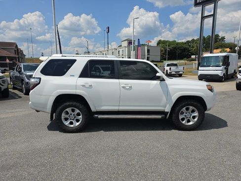 Used 2018 Toyota 4Runner SR5 AWD/4WD image 8