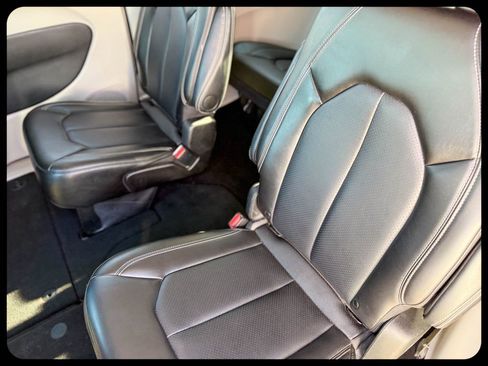 Used 2024 Chrysler Pacifica Touring-L image 30