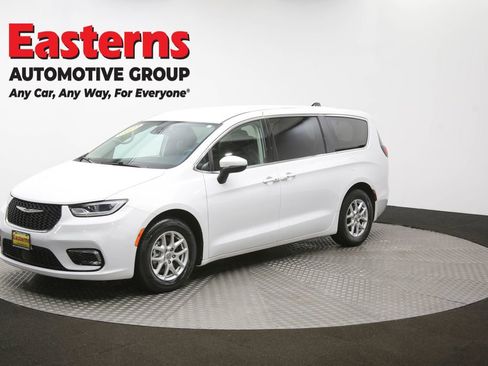 Used 2023 Chrysler Pacifica Touring-L image 55