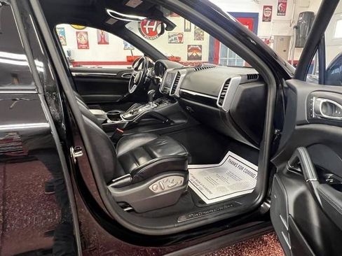 Used 2018 Porsche Cayenne Platinum Edition image 10