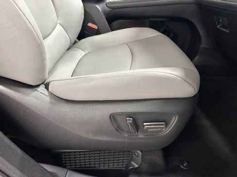 Used 2025 Toyota Sienna XLE image 63