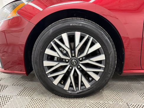 Used 2024 Nissan Altima 2.5 SV FWD image 13