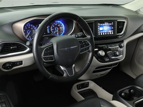 Used 2019 Chrysler Pacifica Touring-L image 16