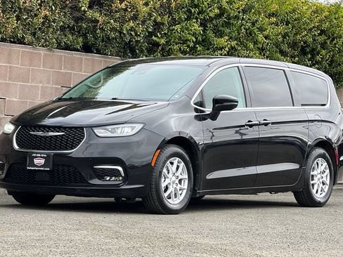 Used 2023 Chrysler Pacifica Touring-L FWD image 10