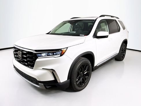 New 2025 Honda Pilot Touring image 4