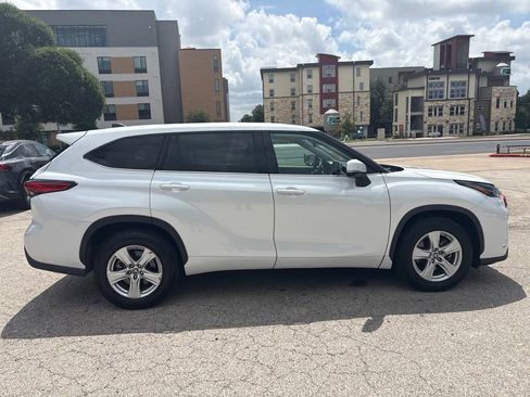 Used 2022 Toyota Highlander LE FWD image 6