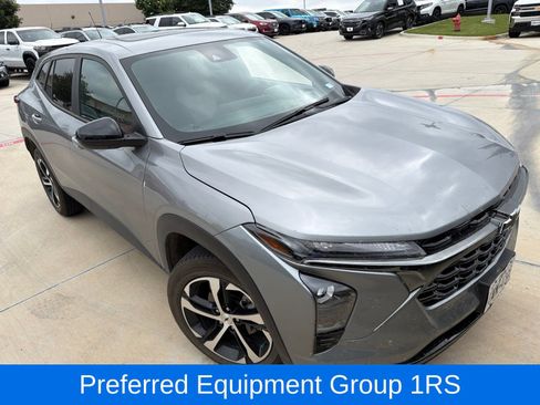 Used 2024 Chevrolet Trax RS w/ Sunroof Package FWD image 2