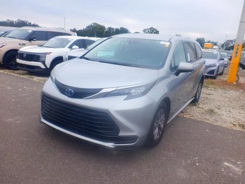 Used 2024 Toyota Sienna LE image 1