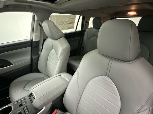 Certified 2024 Toyota Highlander XLE AWD/4WD image 9