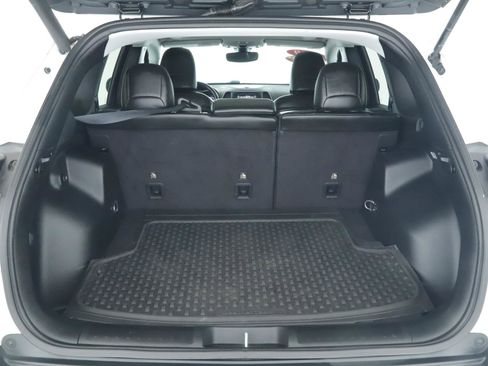 Used 2019 Jeep Cherokee Latitude Plus w/ Comfort/Convenience Group image 18