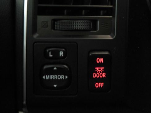 Used 2019 Toyota Sequoia SR5 AWD/4WD image 36