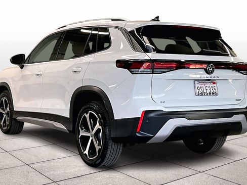 Used 2025 Volkswagen Tiguan SE w/ Panoramic Sunroof Package image 15