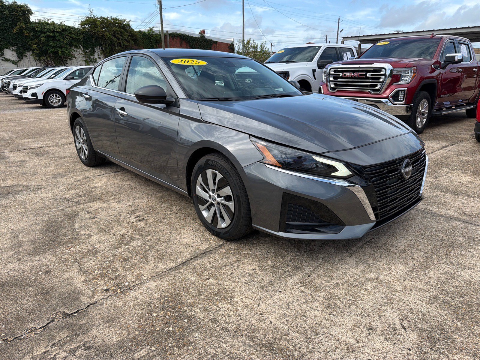 Used 2025 Nissan Altima 2.5 S FWD image 2