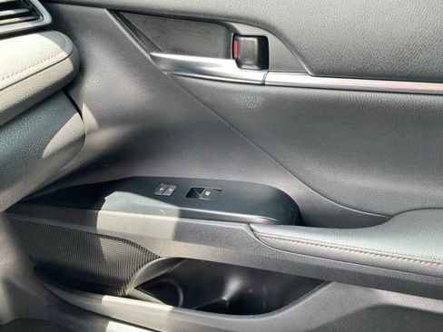 Used 2020 Toyota Camry XLE w/ Sunroof Package FWD image 19
