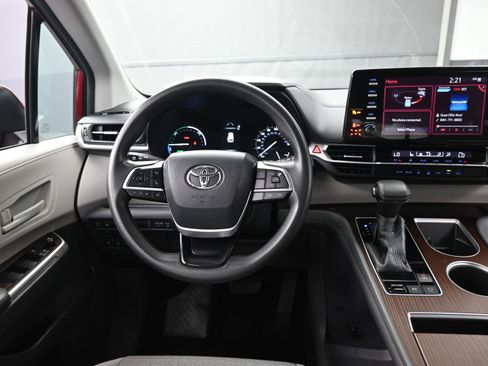 Used 2021 Toyota Sienna LE image 13
