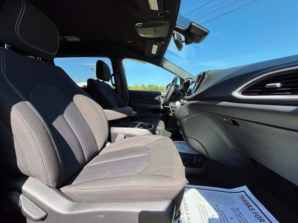 Used 2024 Chrysler Pacifica Touring FWD image 37