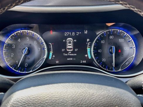 Used 2023 Chrysler Pacifica Touring-L FWD image 12