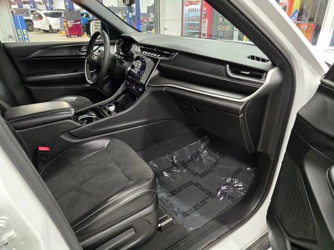 Used 2023 Jeep Grand Cherokee Altitude image 30