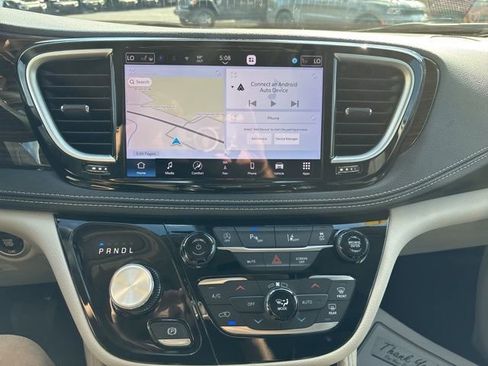 Used 2024 Chrysler Pacifica Limited FWD image 12
