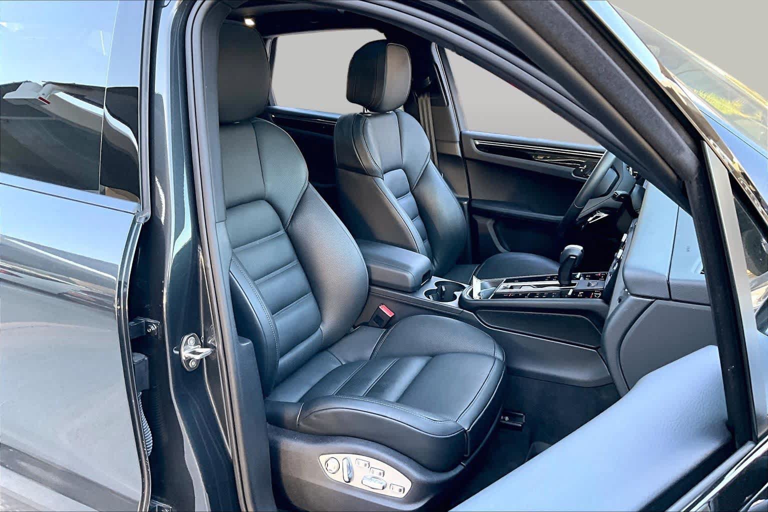 Used 2026 Porsche Macan AWD/4WD image 9