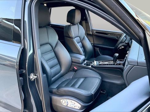 Used 2026 Porsche Macan AWD/4WD image 9