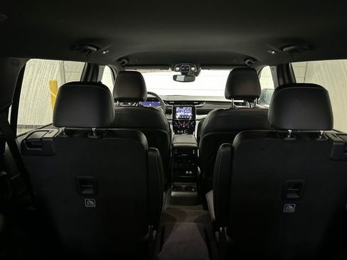 Used 2023 Jeep Grand Cherokee L Laredo image 11