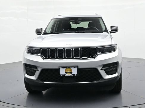 Used 2023 Jeep Grand Cherokee Laredo w/ Luxury Tech Group I AWD/4WD image 3