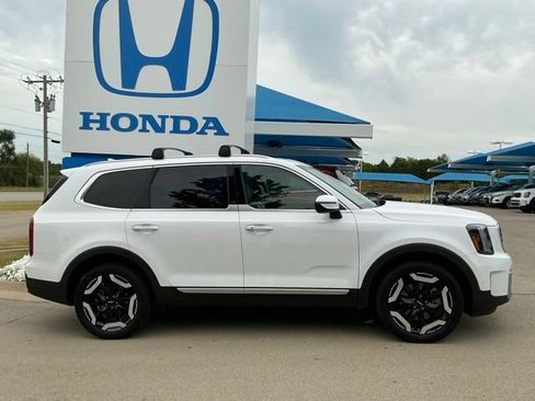 Used 2023 Kia Telluride S w/ S Sunroof Package FWD image 2
