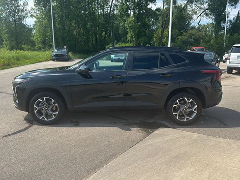 Used 2025 Chevrolet Trax LT FWD image 2
