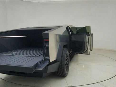 Used 2025 Tesla Cybertruck AWD Crew Cab image 70