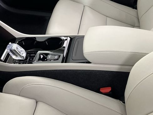 Used 2024 Volvo XC40 B5 Plus image 22