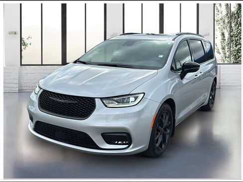 Used 2023 Chrysler Pacifica Limited w/ Uconnect Theater Family Group FWD image 1