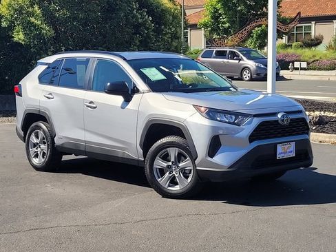Certified 2022 Toyota RAV4 LE AWD/4WD image 2