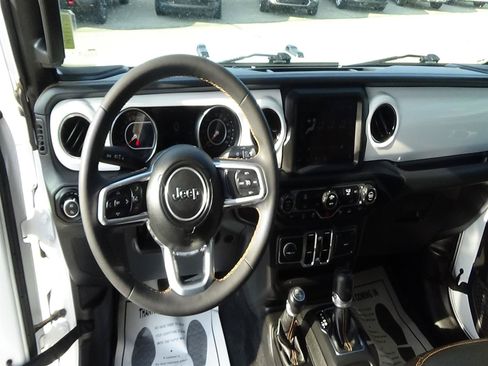 Used 2023 Jeep Gladiator Overland AWD/4WD image 13