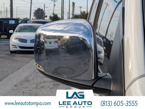 Used 2013 Chrysler Town & Country Touring-L image 11