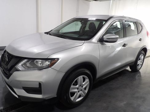 Used 2017 Nissan Rogue S image 3