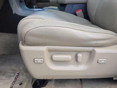 Used 2010 Toyota Sequoia Platinum RWD image 30