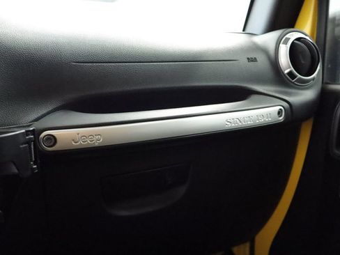 Used 2015 Jeep Wrangler Rubicon w/ Power Convenience Group AWD/4WD image 26