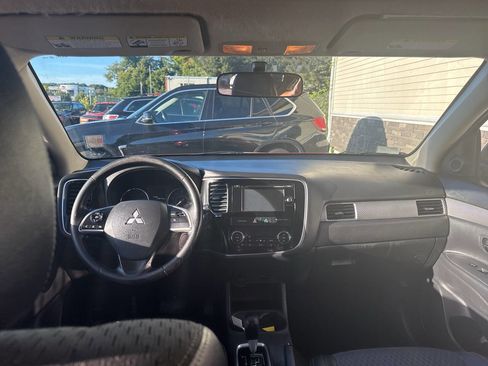 Used 2015 Mitsubishi Outlander SE image 20