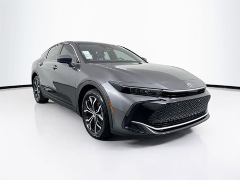 Used 2023 Toyota Crown Limited image 4