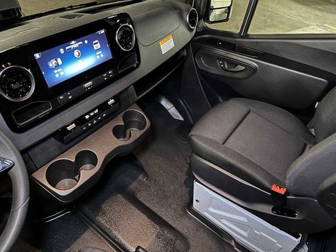 Used 2025 Mercedes-Benz Sprinter 2500 image 34