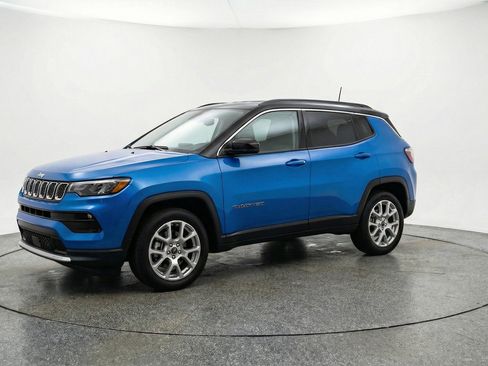 Used 2025 Jeep Compass Limited AWD/4WD image 3