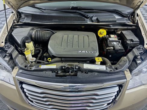 Used 2012 Chrysler Town & Country Touring w/ Entertainment Group #1 FWD image 30