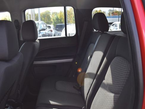 Used 2010 Chevrolet HHR LS image 12