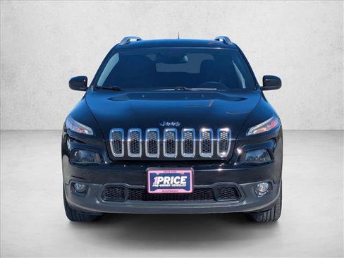 Used 2018 Jeep Cherokee Latitude image 2
