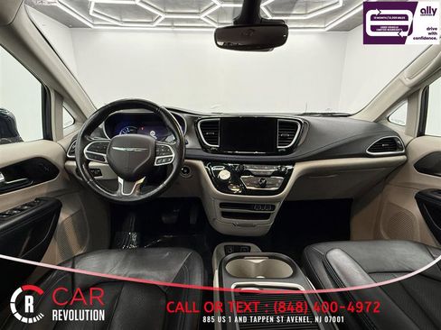 Used 2021 Chrysler Pacifica Touring-L FWD image 16