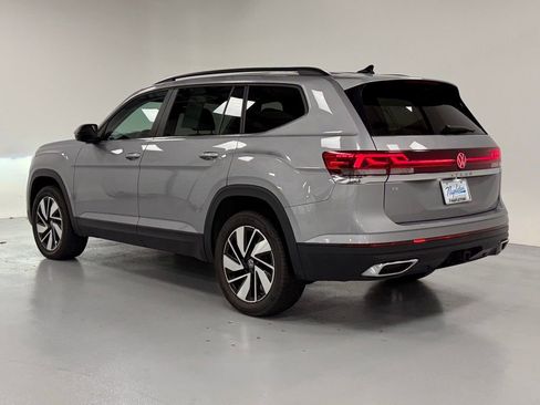 Used 2024 Volkswagen Atlas SE image 3