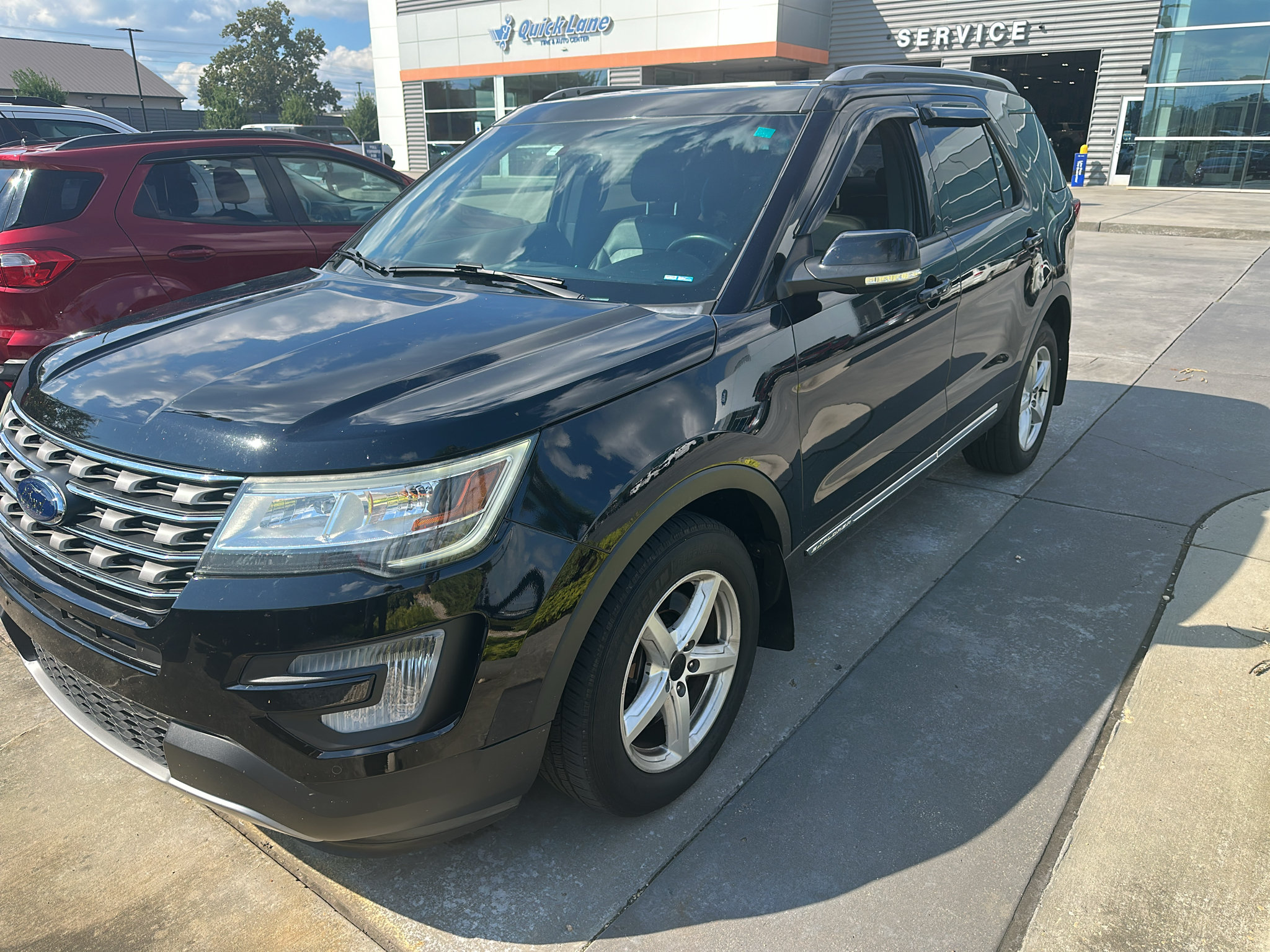 Used 2017 Ford Explorer XLT w/ Equipment Group 202A AWD/4WD image 1