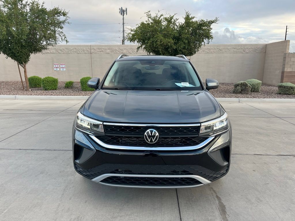 Used 2023 Volkswagen Taos SE FWD image 3